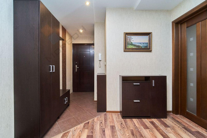 3-комн квартира Дзержинского ул, 211
