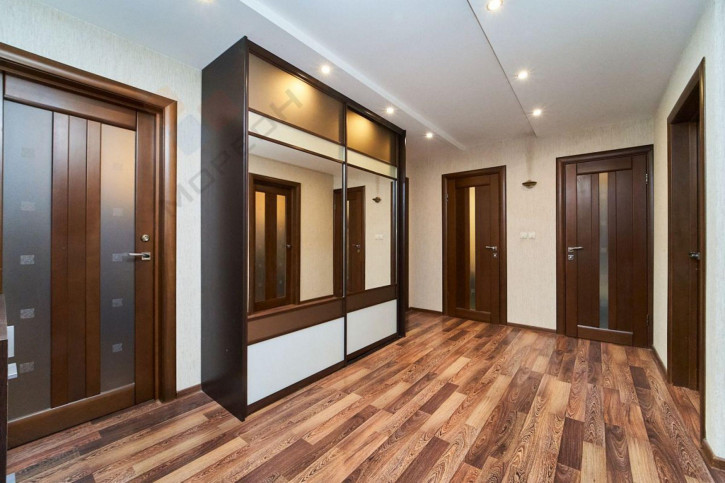 3-комн квартира Дзержинского ул, 211