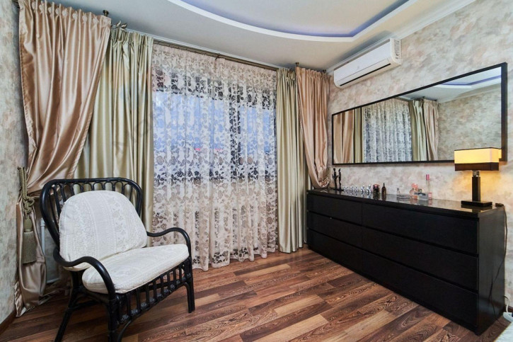 3-комн квартира Дзержинского ул, 211
