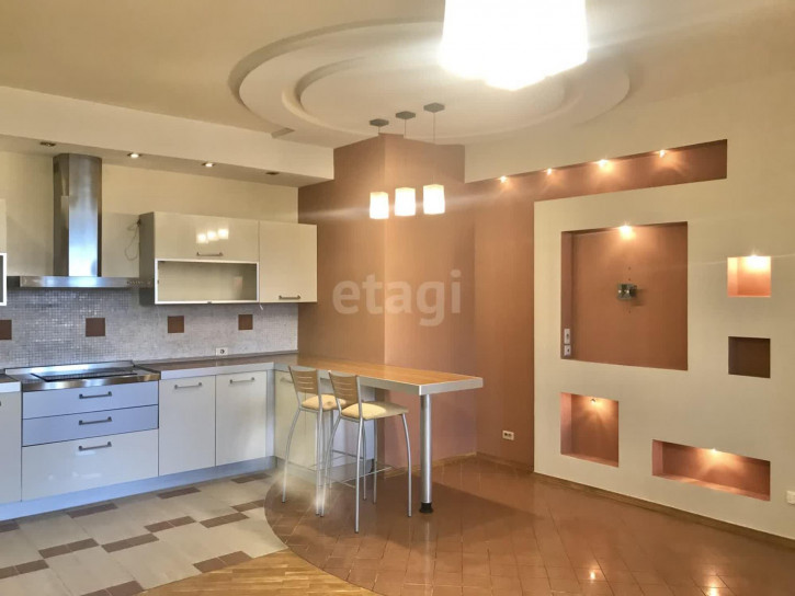 3-комн квартира Республики, 14