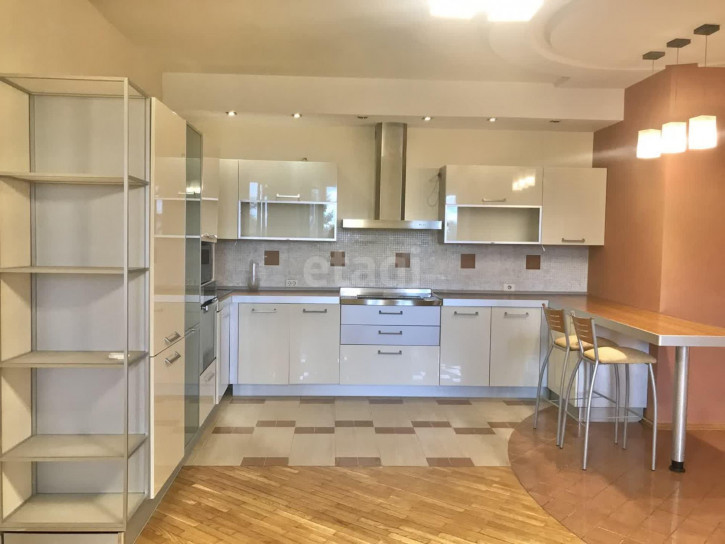3-комн квартира Республики, 14