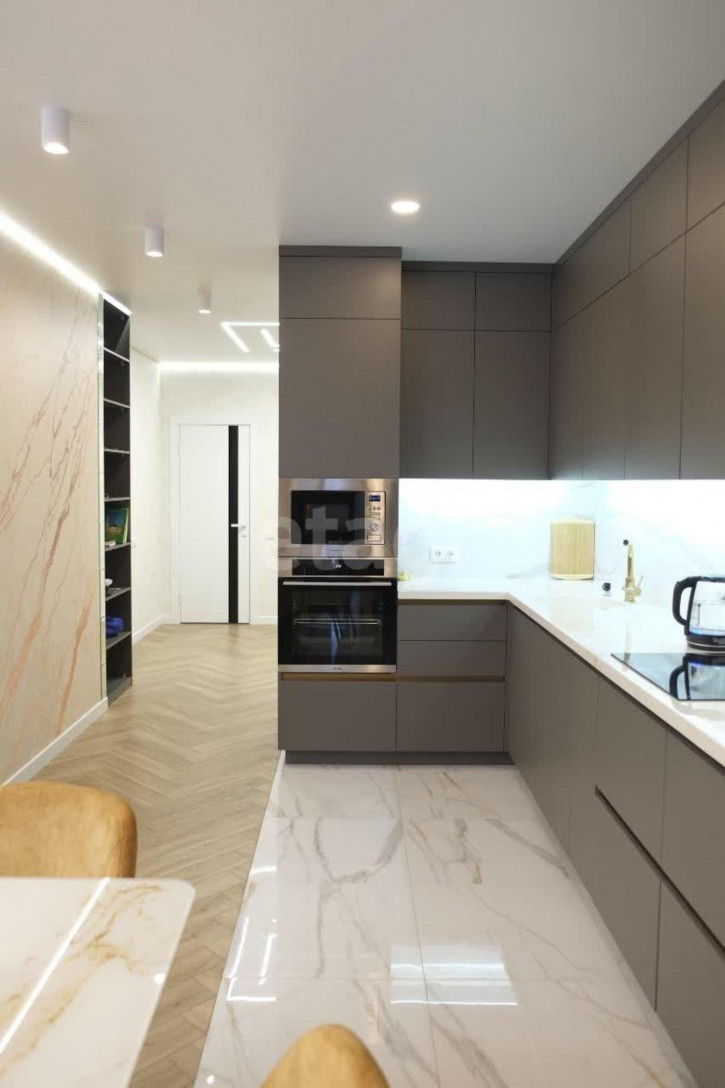 4-комн квартира Мельникайте, 30