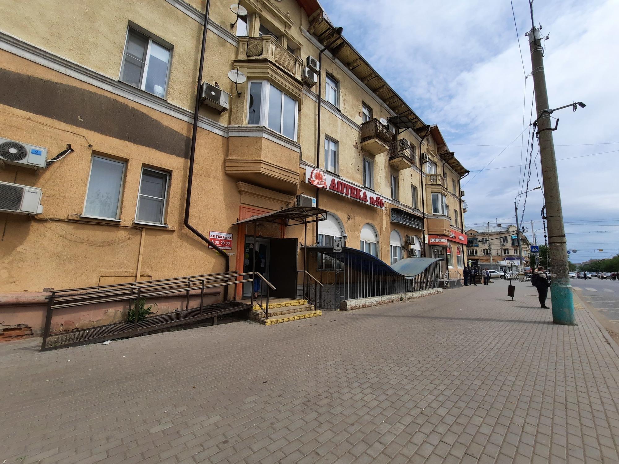 Сдать торговое помещение за 115 000 рублей на г. Астрахань, Советский район, ул. Б.Хмельницкого,32