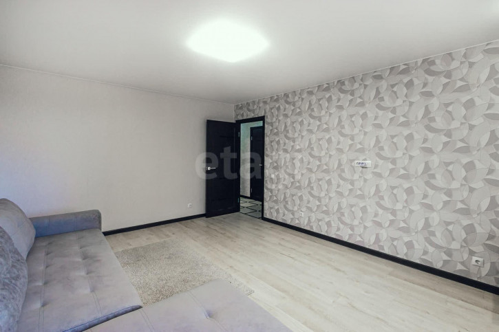 2-комн квартира улица Гагарина, 80ак4