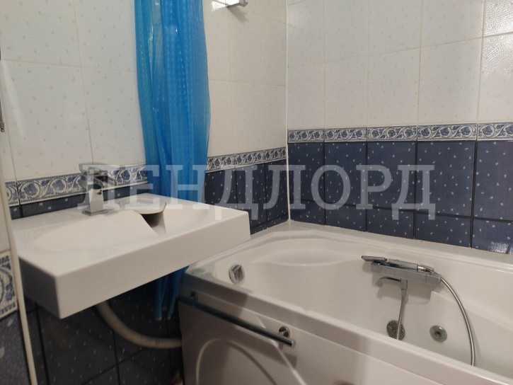 3-комн квартира улица Думенко, 6