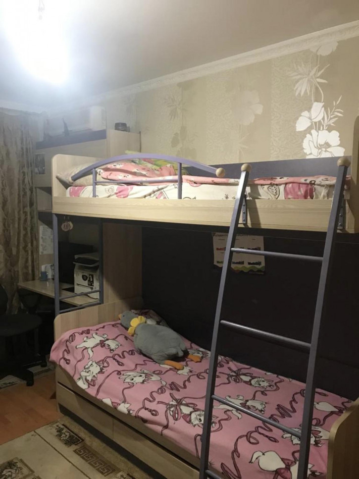 3-комн квартира улица Думенко,13Б