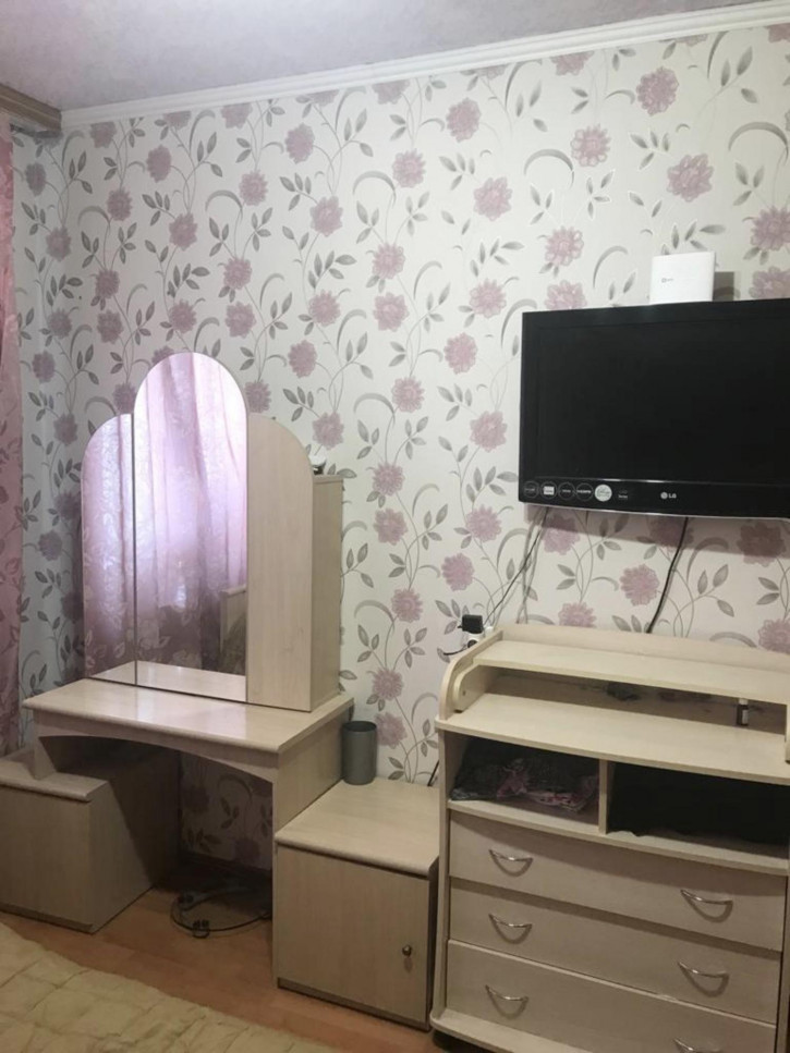 3-комн квартира улица Думенко,13Б