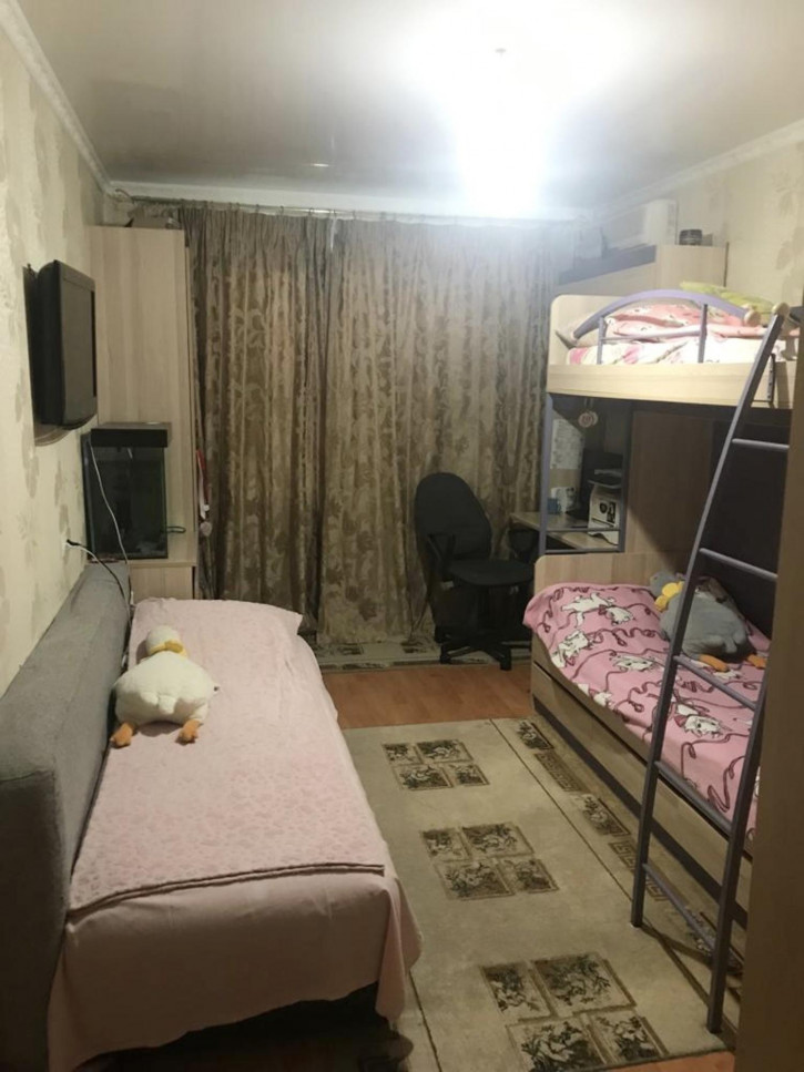 3-комн квартира улица Думенко,13Б