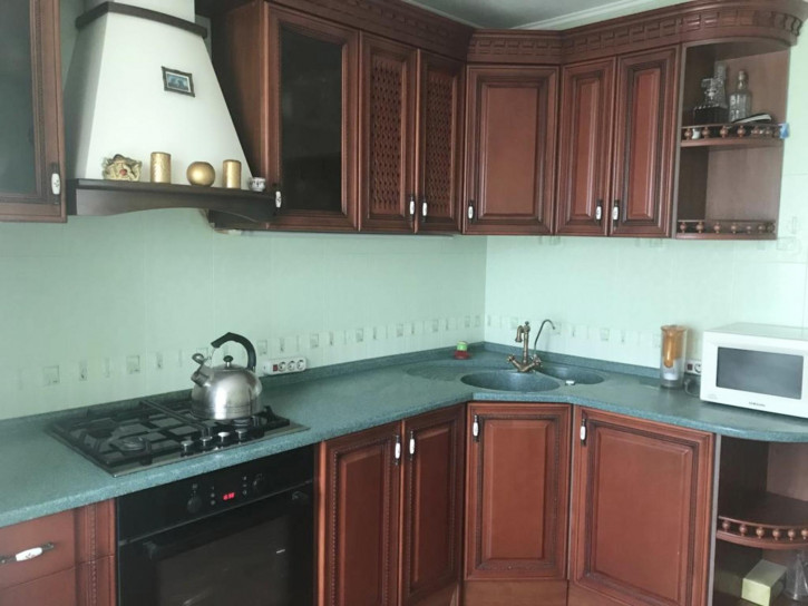3-комн квартира улица Думенко,13Б