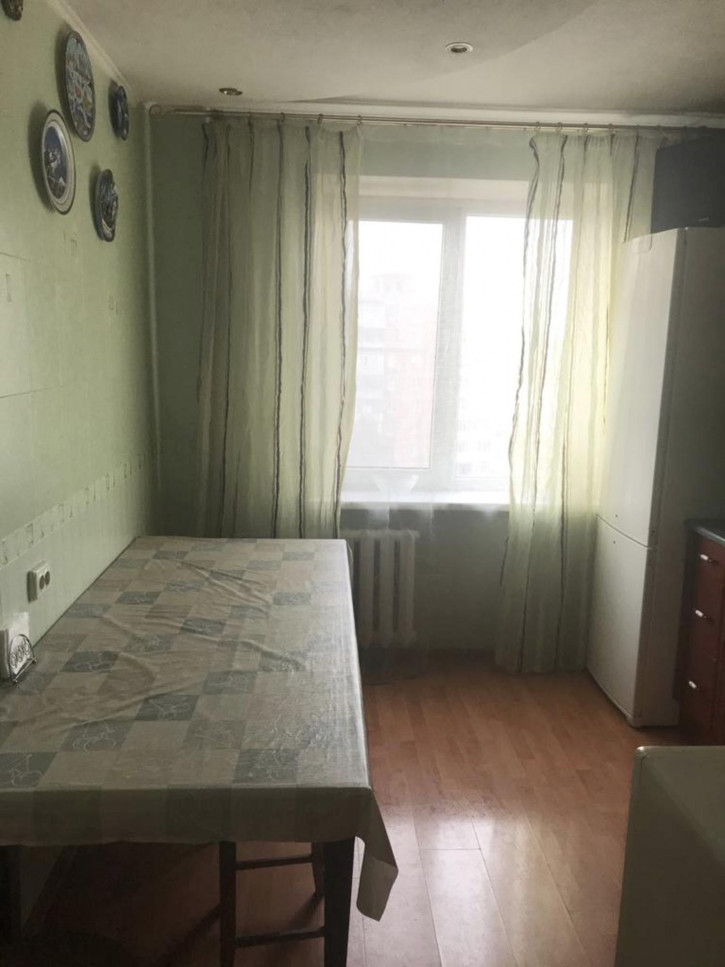 3-комн квартира улица Думенко,13Б