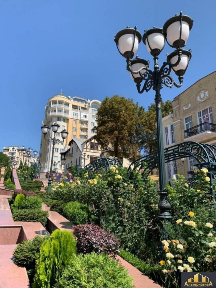 3-комн квартира Дзержинского пр-т.
