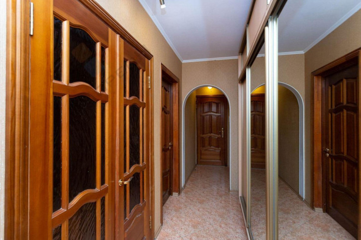 4-комн квартира Школьная ул, 19