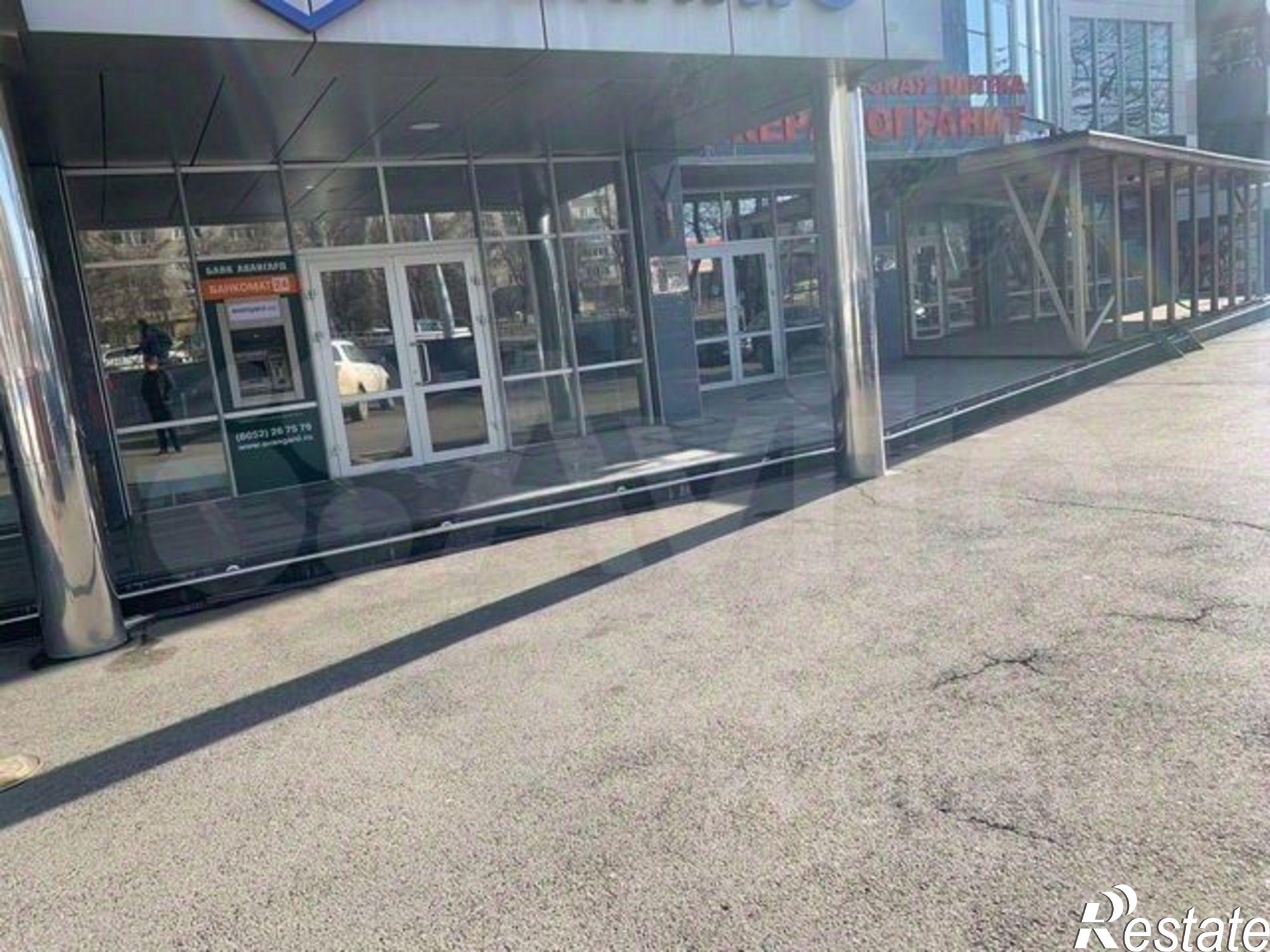 Сдать торговое помещение за 300 020 рублей на улица Доваторцев, 40А