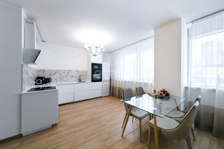 3-комн квартира Хохрякова, 63