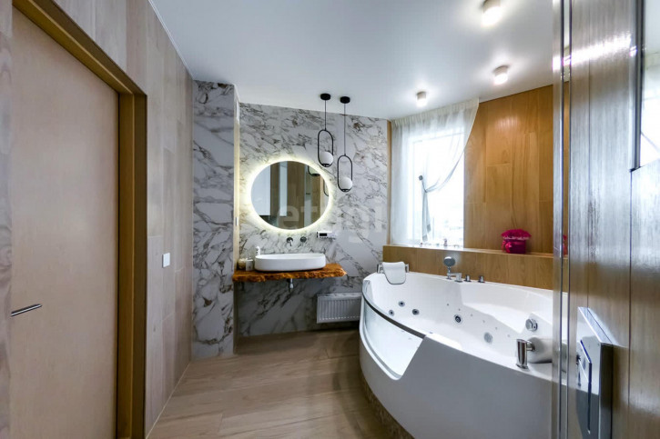 3-комн квартира Хохрякова, 63
