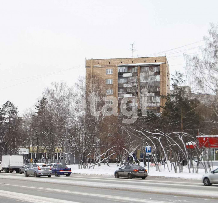 3-комн квартира 50 лет Октября, 44