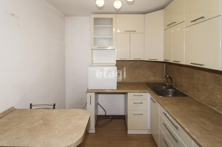 3-комн квартира Уральская, 10