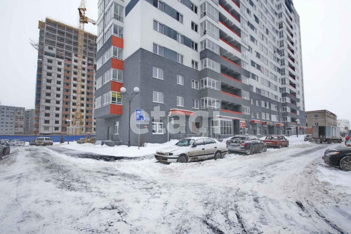 3-комн квартира Бакинских Комиссаров, 3