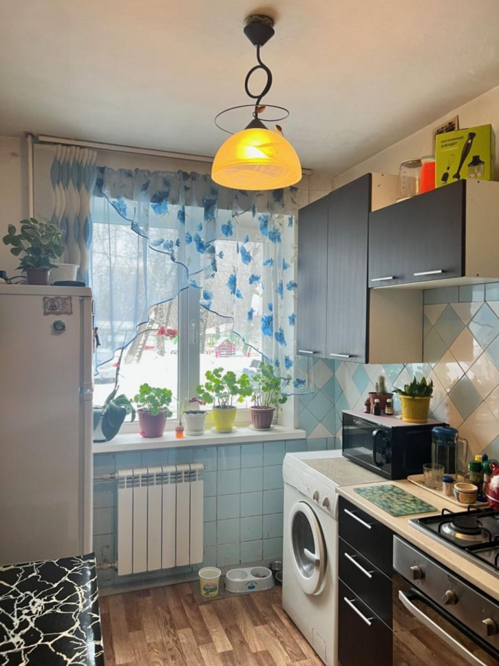 3-комн квартира Гвардейцев ул, 11