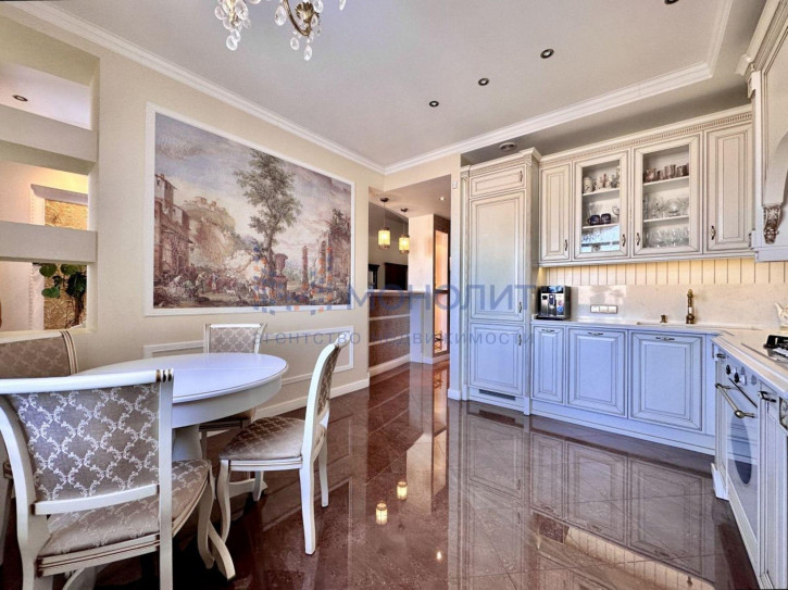 3-комн квартира Короленко ул, 19б