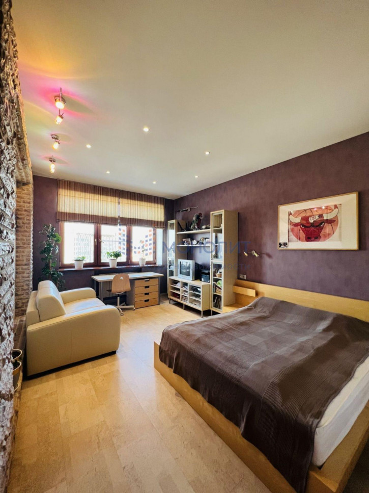 3-комн квартира Короленко ул, 19б