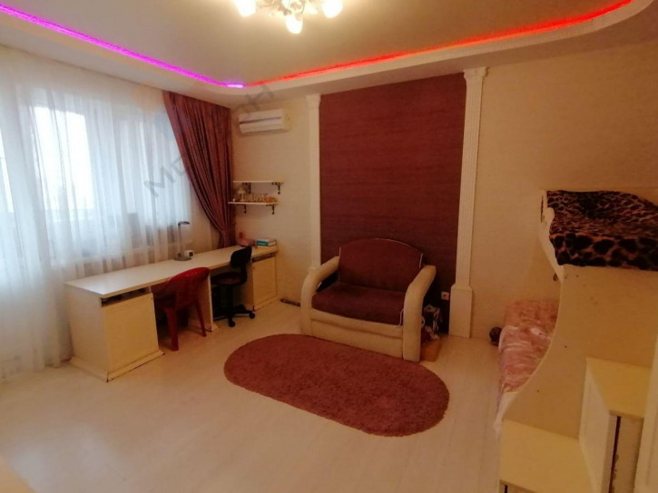 3-комн квартира КИМ ул, 143/1