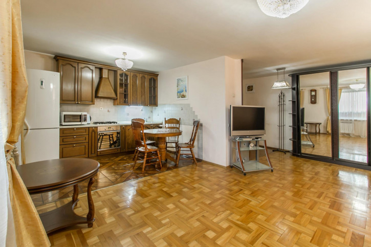 3-комн квартира Старых Большевиков ул., 92А