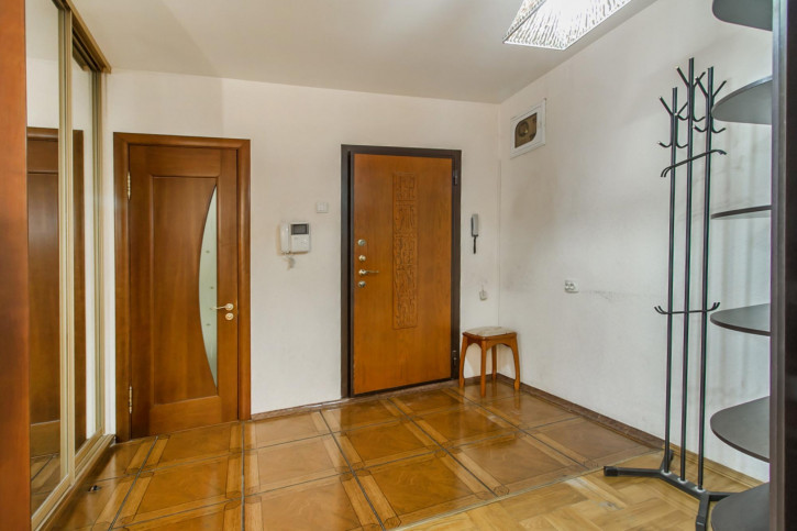 3-комн квартира Старых Большевиков ул., 92А
