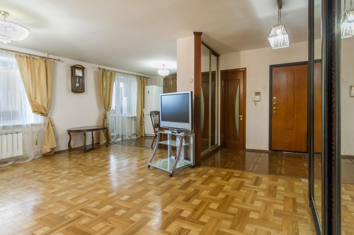 3-комн квартира Старых Большевиков ул., 92А