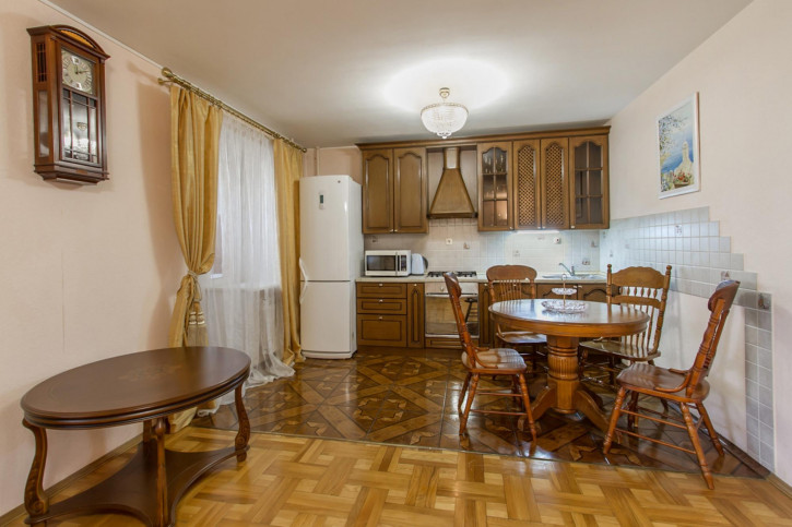 3-комн квартира Старых Большевиков ул., 92А