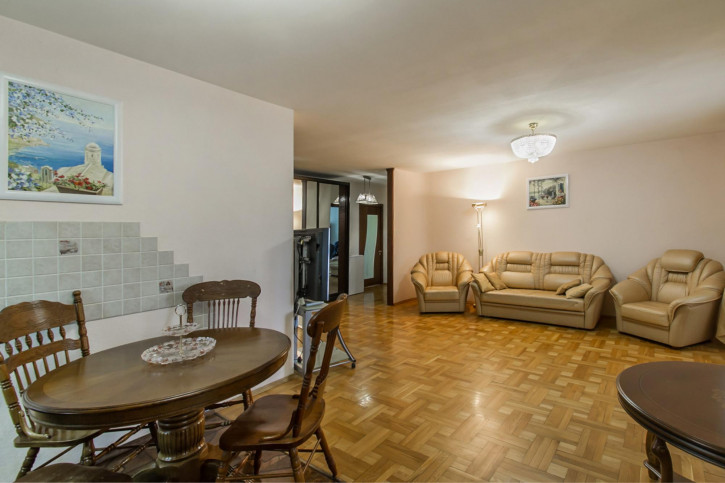 3-комн квартира Старых Большевиков ул., 92А