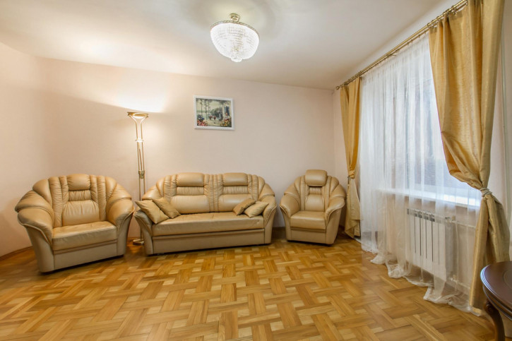 3-комн квартира Старых Большевиков ул., 92А