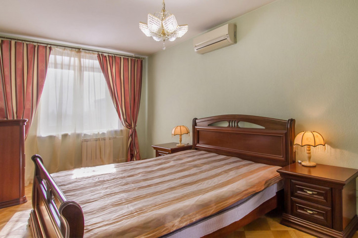 3-комн квартира Старых Большевиков ул., 92А