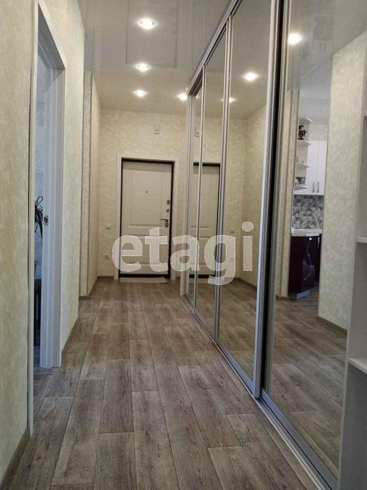 3-комн квартира проспект Комарова, 11