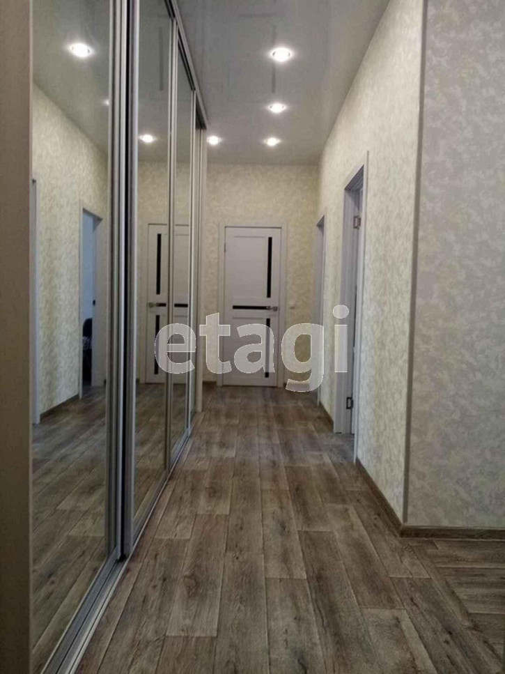 3-комн квартира проспект Комарова, 11