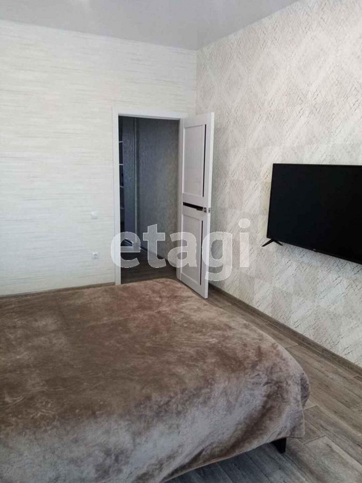 3-комн квартира проспект Комарова, 11