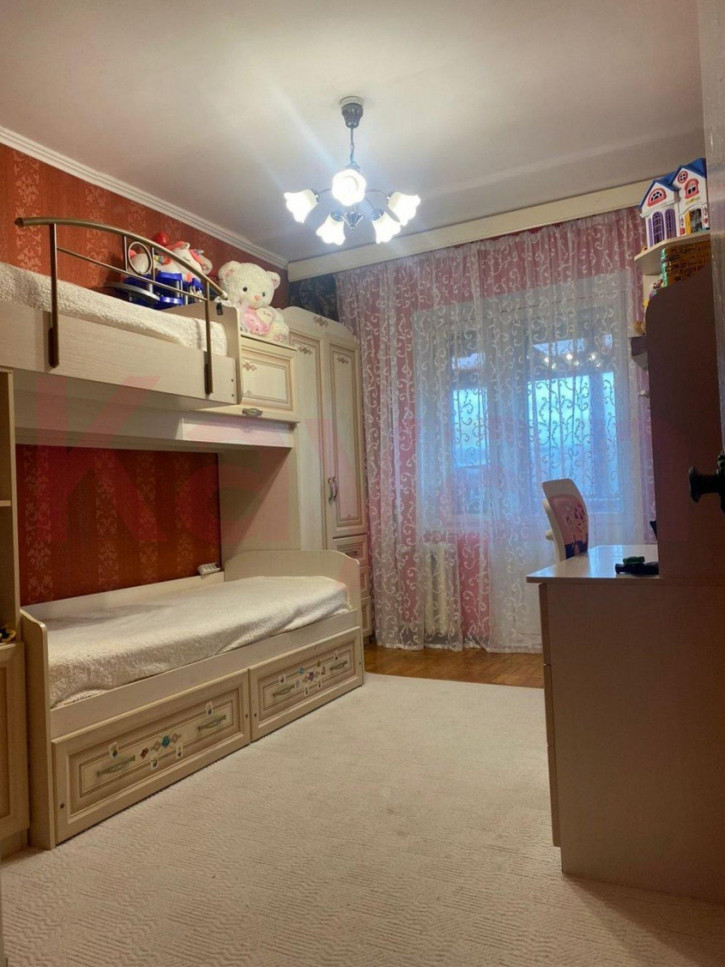 4-комн квартира микрорайон Парус ул.