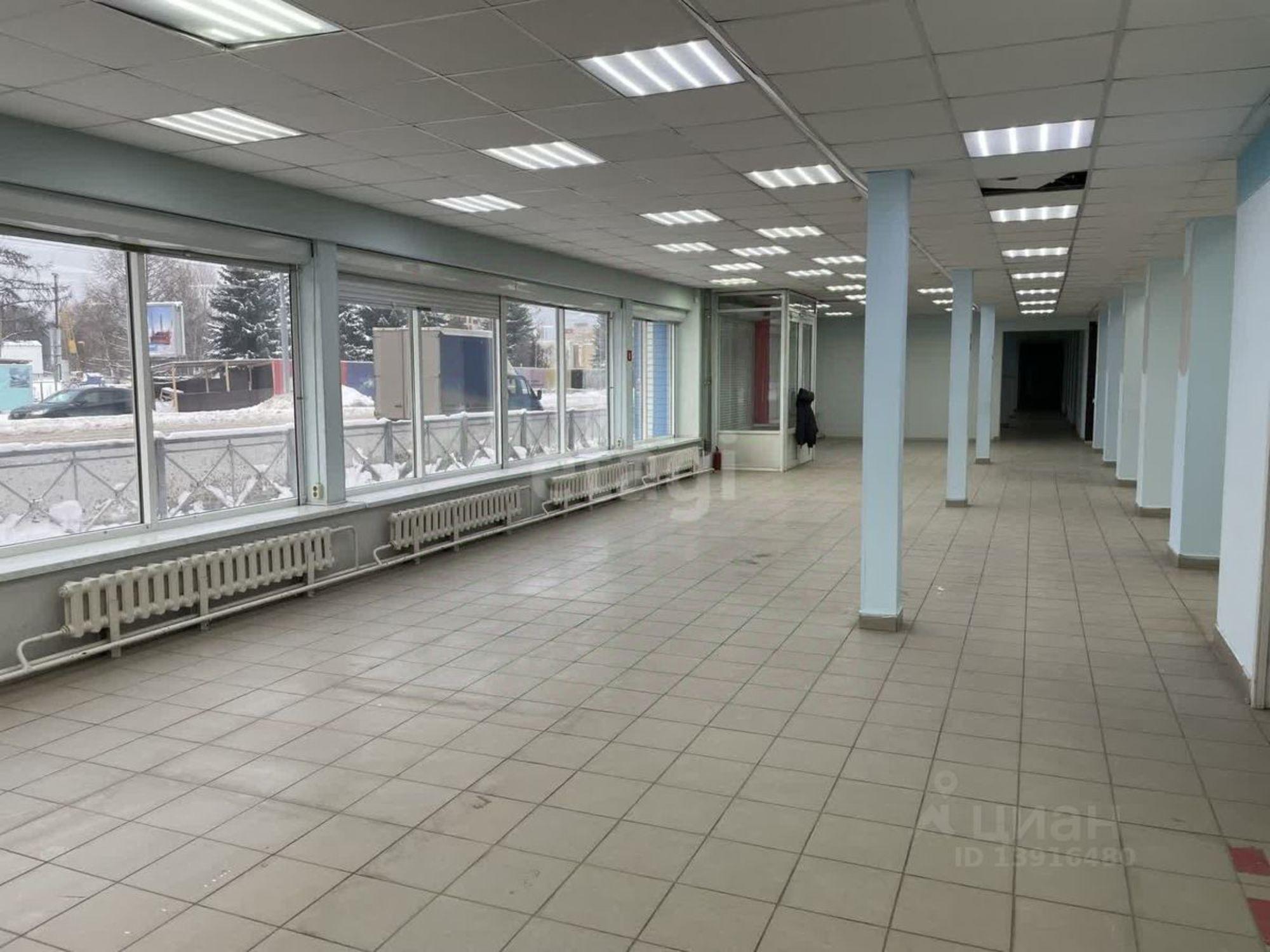 Сдать торговое помещение за 245 000 рублей на улица Революции, 38