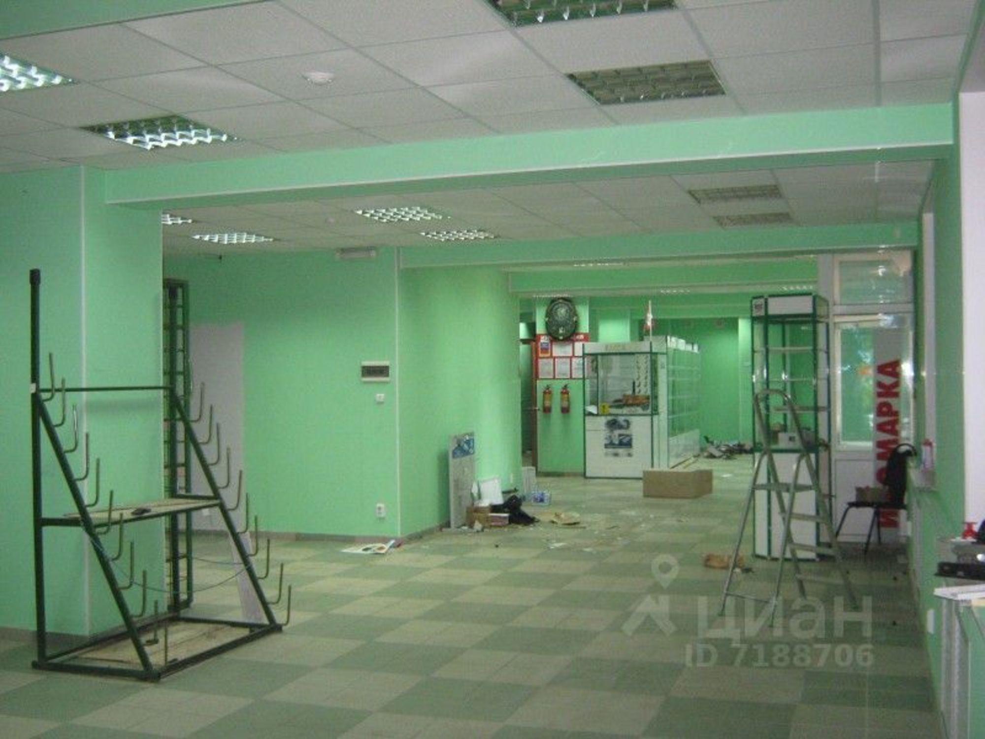 Сдать торговое помещение за 800 рублей на ул Бурденко, 10