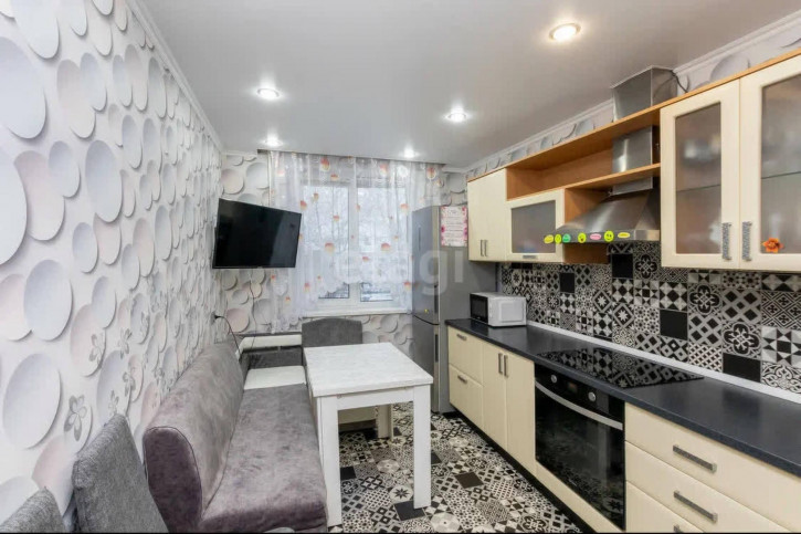 3-комн квартира Камчатская, 50