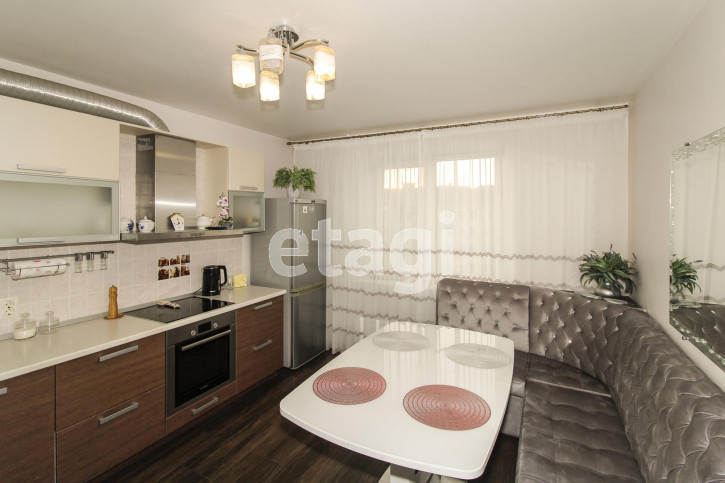 3-комн квартира Мельникайте, 122