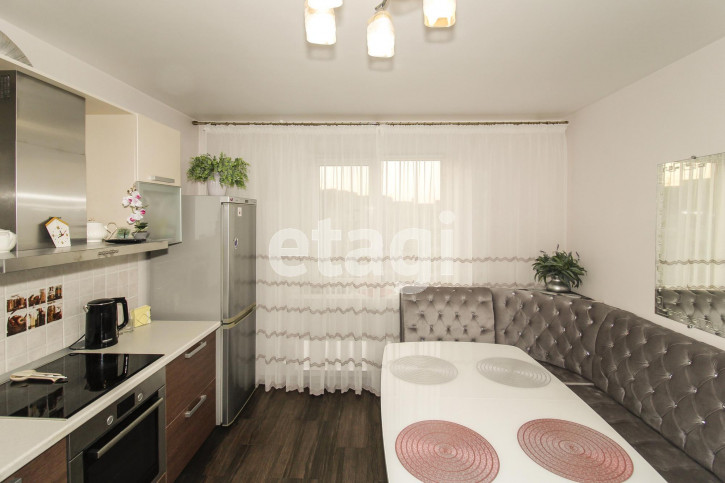 3-комн квартира Мельникайте, 122