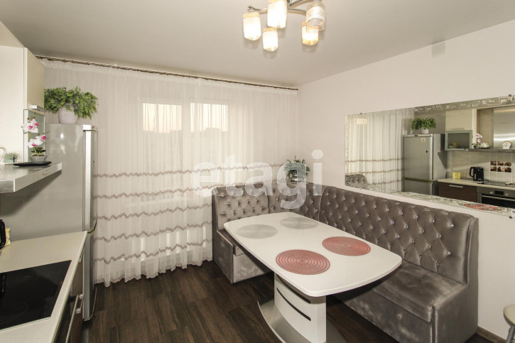3-комн квартира Мельникайте, 122