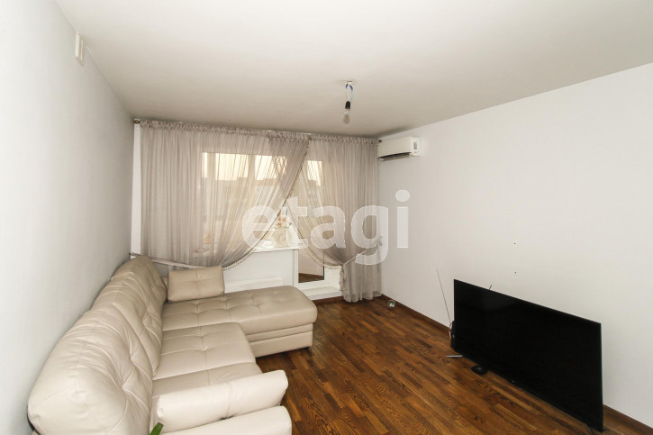 3-комн квартира Мельникайте, 122