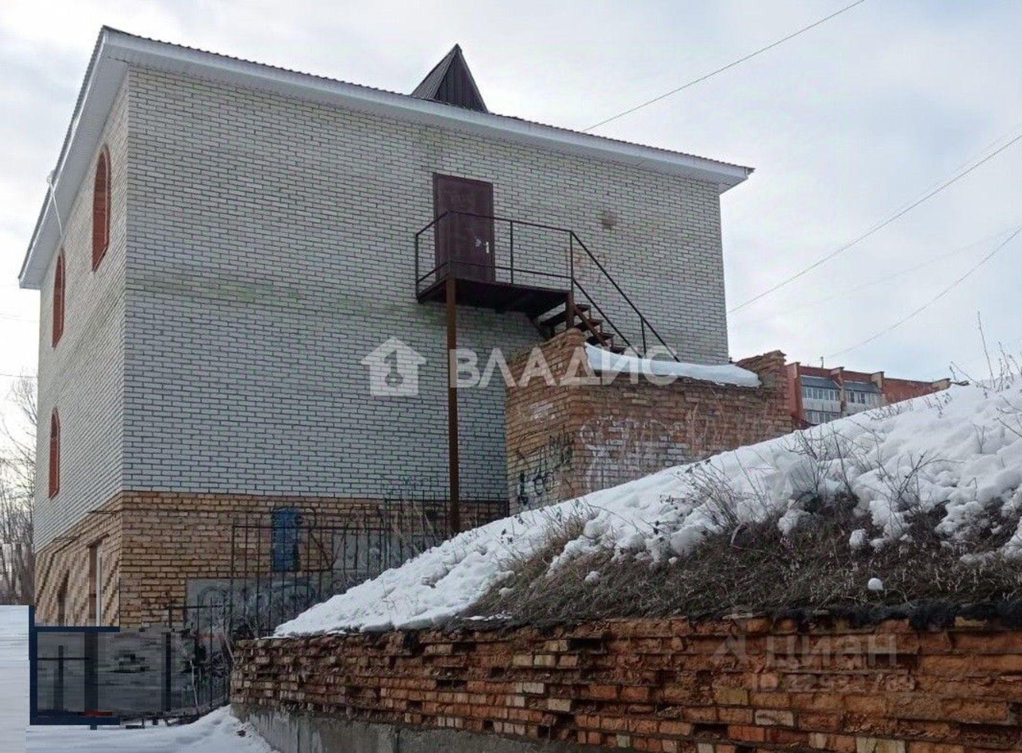 Купить торговое помещение за 23 000 100 рублей на проспект Строителей, 11В
