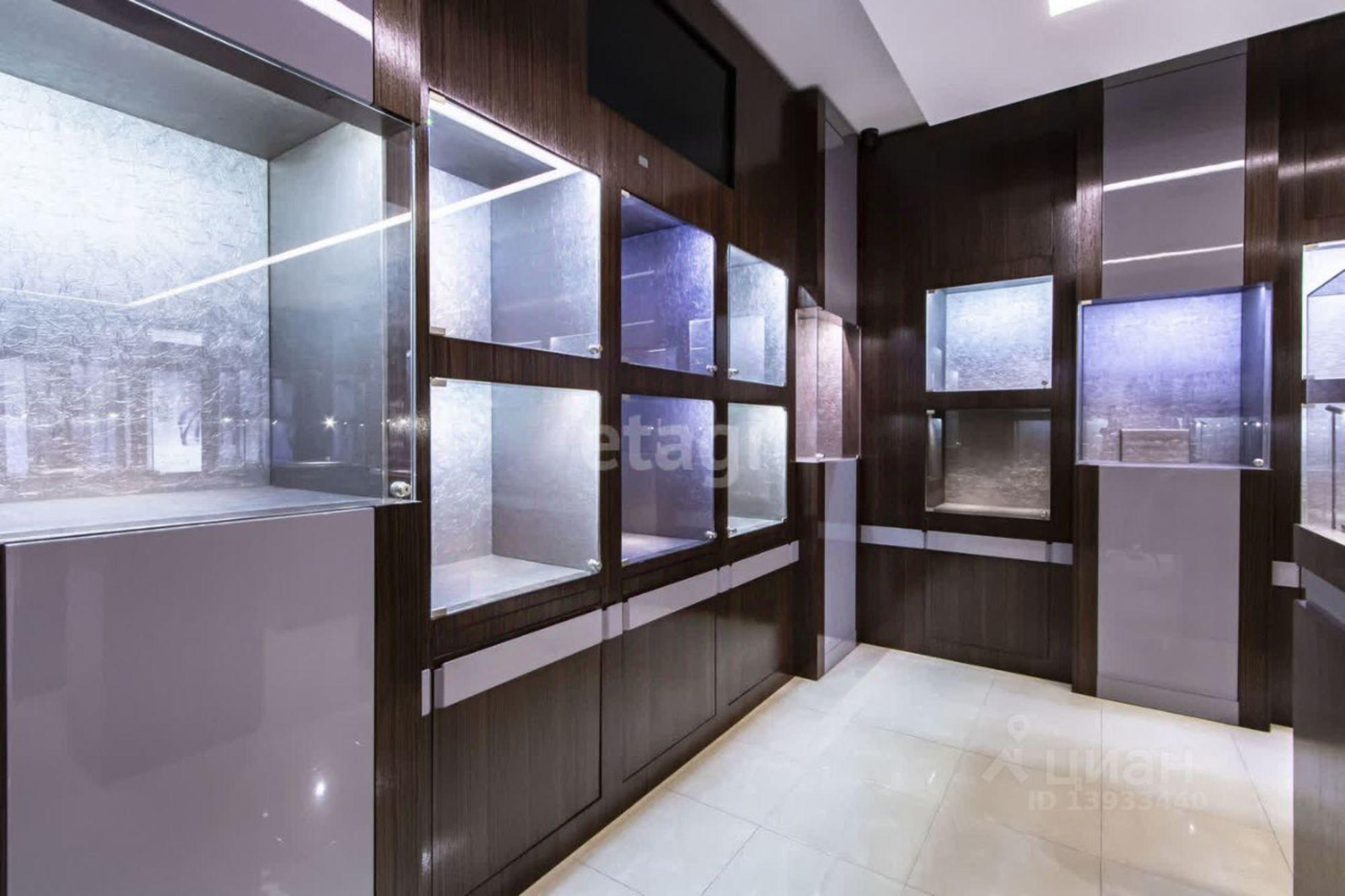 Купить торговое помещение за 53 860 100 рублей на улица 8 Марта, 2/13