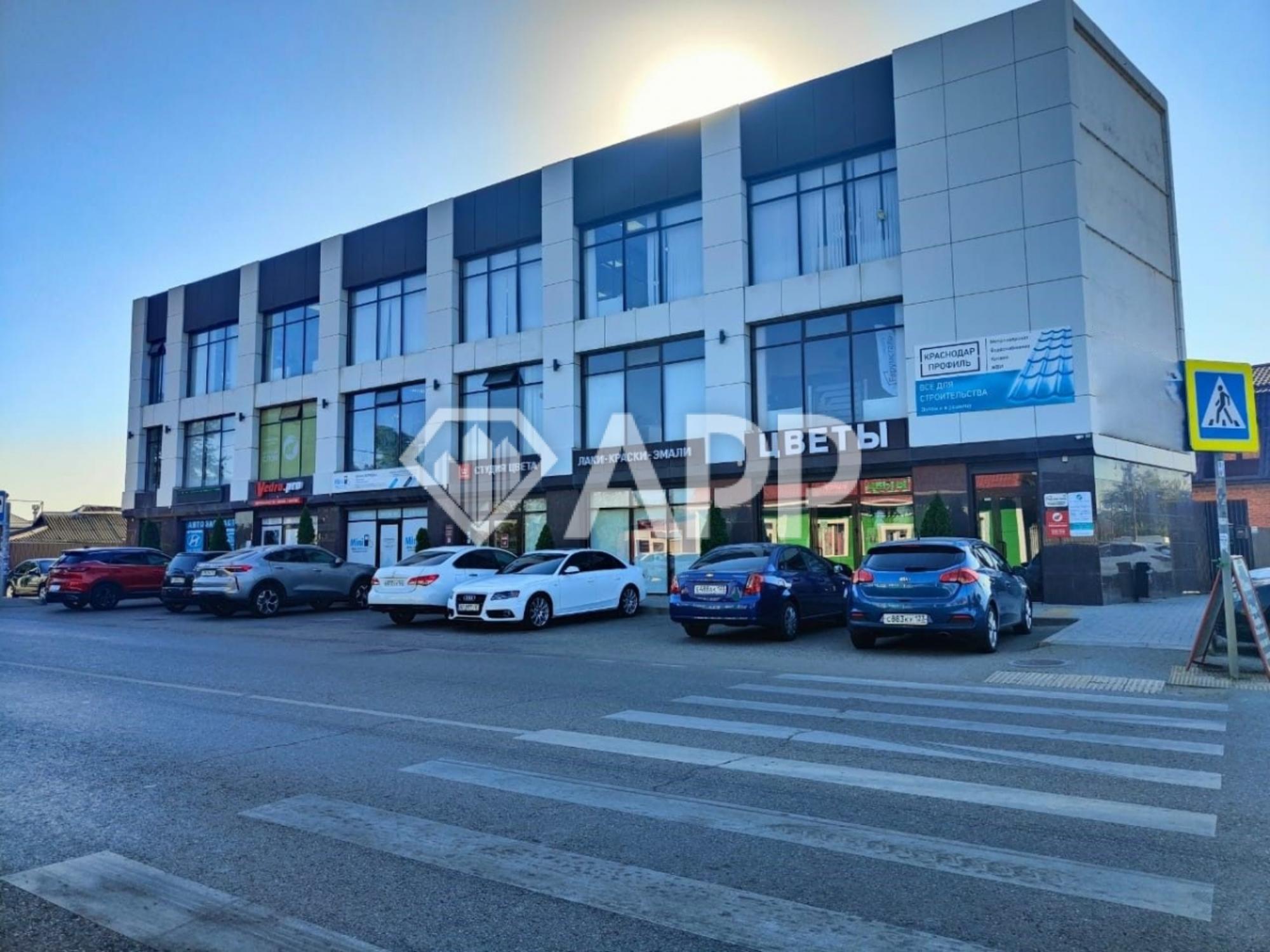 Купить торговое помещение за 102 200 000 рублей на ул Российская, 113