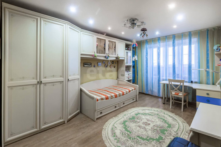 3-комн квартира улица Маршала Конева, 18г