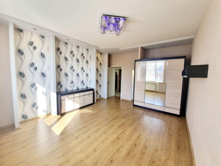 3-комн квартира Дзержинского ул, 20