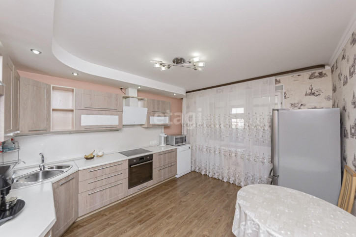 3-комн квартира Энергостроителей, 23